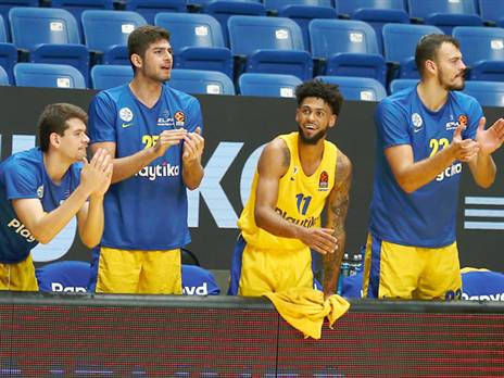 ימשיכו במומנטום? שחקני מכבי מול אלבה (צילום: אלן שיבר)