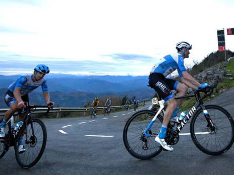 עומר גולדשטיין מטפס (נועה ארנון)