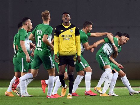 שחקני חיפה חוגגים (ברני ארדוב)