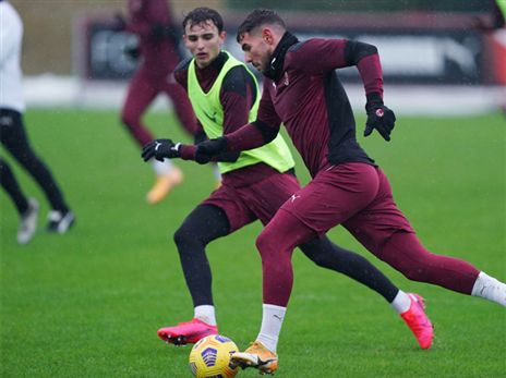 תיאו הרננדז ושחקני מילאן מתכוננים למשחק החשוב (מילאן, רשמי)