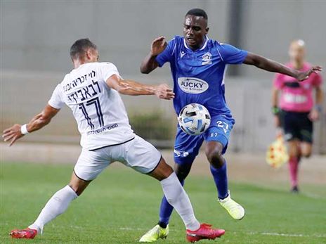 איהאב אבו אלשיך. הרשים בבכורה בכחול (אלן שיבר)