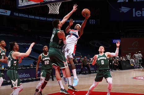 בראדלי ביל הולך לסל. הוויזארדס לא מספיק קבוצתיים (Getty)