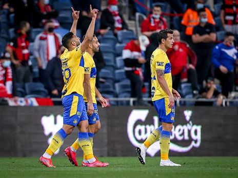 נלחמת בכל החזיתות, מכבי ת"א (מאור אלקסלסי)