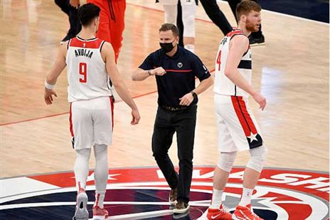 סקוט ברוקס ודני אבדיה. המאמן ימשיך להדריך את הישראלי (Getty)