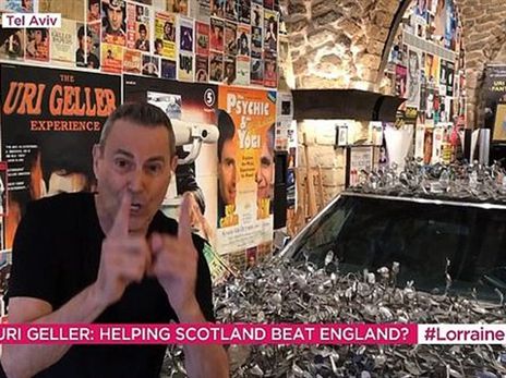 גלר והכפיות. יביאו לסקוטלנד ניצחון? (צילום מסך)