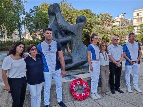 המשלחת הישראלית על יד האנדרטה (באדיבות הוועד האולימפי)