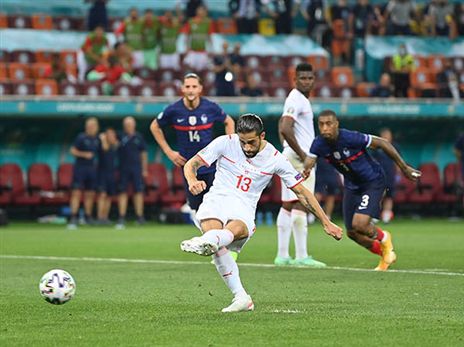 ריקרדו רודריגס מחמיץ פנדל. כולם חשבו שזו נקודת התפנית של המשחק (GETTY)