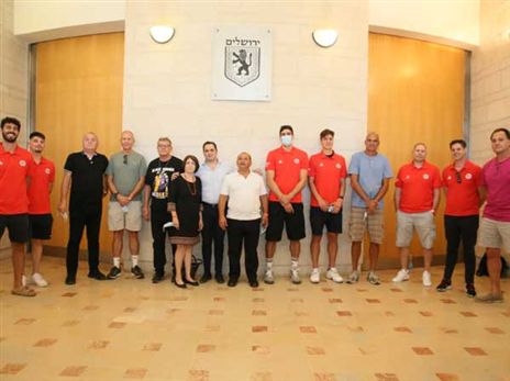 אנשי הכדורסל עם משפחתו של סמל אופיר קיט ז"ל (צילום: ארנון בוסאני)