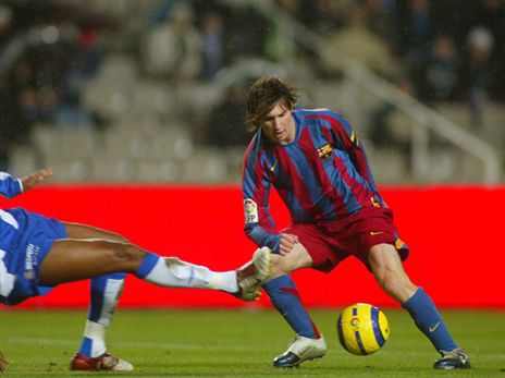 מסי הצעיר מול אספניול. כמעט ושיחק עם פוצ'טינו. כעת ישתף איתו פעולה בפ.ס.ז' (GETTY)