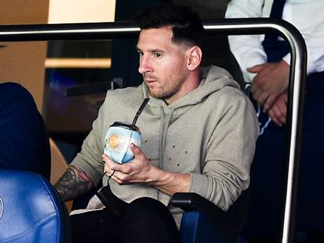 מסי צפה מהיציע בחברים חוגגים (Getty)