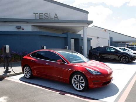 טסלה מודל 3. דומיננטית