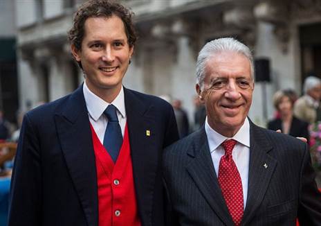 פיירו פרארי מימין, לצד נשיא פיאט ג'ון אלקן