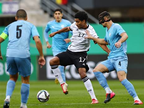 כהן ובלוריאן נאבקים עם טילמן (Getty)