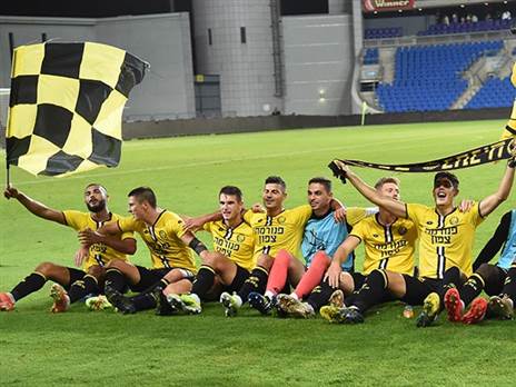 השחקנים והאוהדים חגגו בסיום (ברני ארדוב)