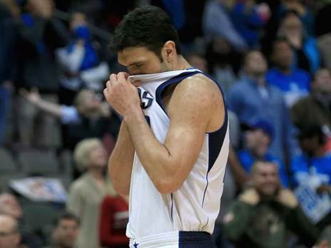 פאצ'וליה מקלל את קיד מתחת לגופיה (Getty)