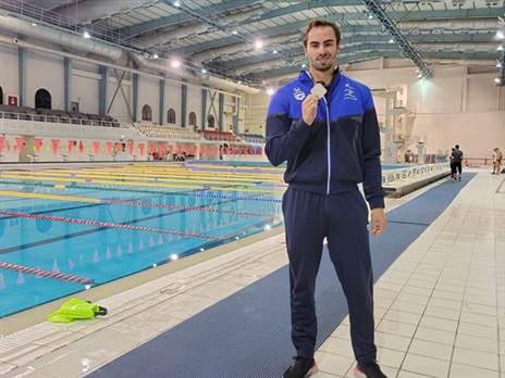 עם המדליה בקטאר (צילום: באדיבות איגוד השחייה)