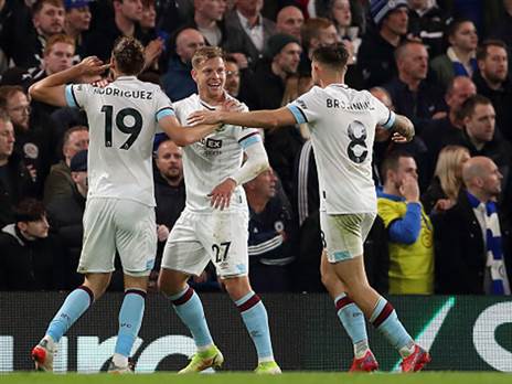 שחקני ברנלי חוגגים נקודה חשובה (Getty)