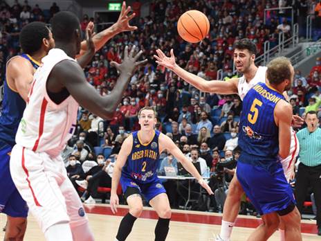 אך העניינים הלכו קשה למארחת (ברני ארדוב)