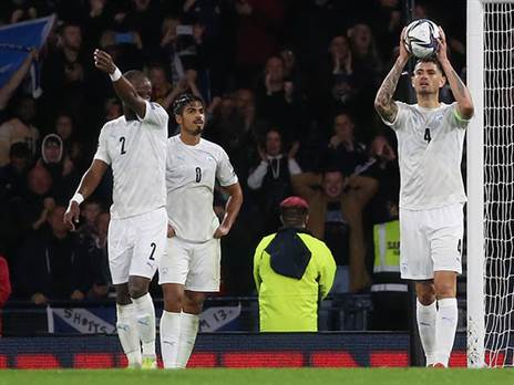 הגנה צריך ללמד, ואתה לא לימדת. שחקני הנבחרת אחרי עוד גול (צילום: אודי ציטיאט)