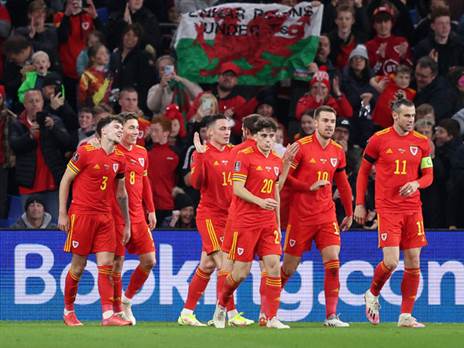 שחקני נבחרת וויילס חוגגים עם נקו וויליאמס. שער נפלא של המגן (Getty)