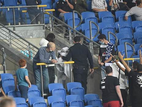 השוטרים מוציאים את השלט (ברני ארדוב)