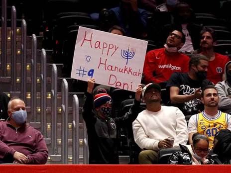 אוהדי הוויזארדס חוגגים את חג החנוכה. גם במועדון לא התעלמו (GETTY)