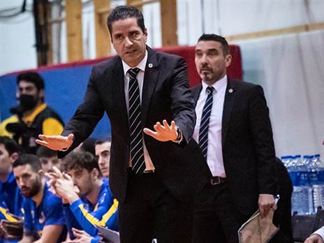 יאניס. היה לו הרבה מה להגיד לשחקנים (עודד קרני)