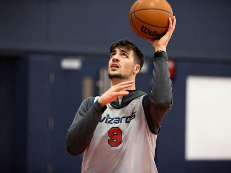 עובד על יד שמאל. יישם על הפרקט? (Getty)