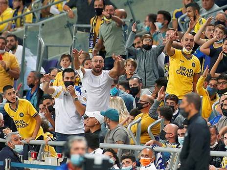 אוהדי מכבי תל אביב. יראו את הבעלים בארץ בקרוב? (אלן שיבר)