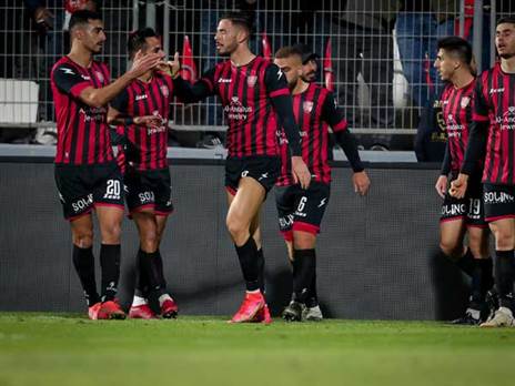 עלו למקום השני עם ניצחון מרשים. שחקני א.א פאחם חוגגים (מאור אלקסלסי)