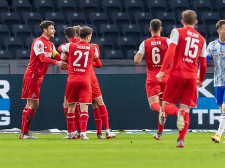 שחקני קלן חוגגים. רצף נהדר (Getty)