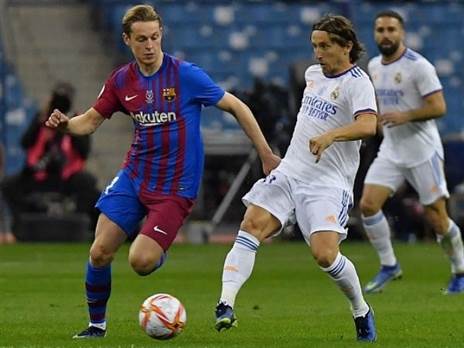 לוקה מודריץ' ופרנקי דה יונג. משחק כדורגל אדיר (Getty)