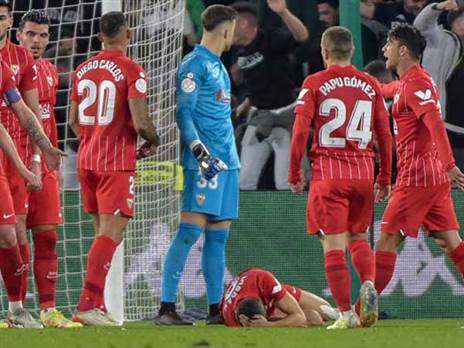 ז'ורדן שוכב לאחר פגיעת החפץ (GETTY)