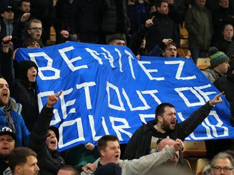 אוהדי אברטון מוחים נגד בניטס. הלך (Getty)