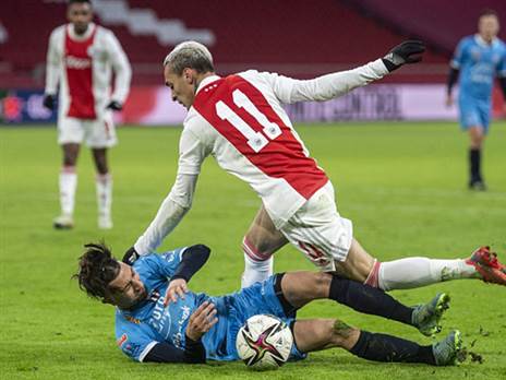 הבדלי הרמות ניכרו על הדשא (Getty)