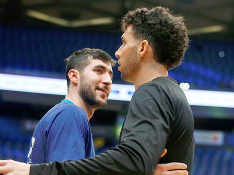 חיבוק עם החבר לשעבר לקבוצה, אנג'לו קלויארו (צילום: אלן שיבר)