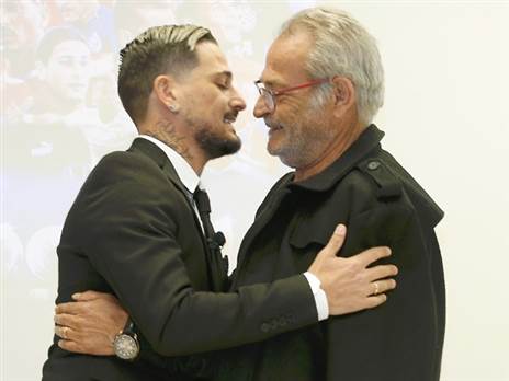 דאג שהבן שלו ירוויח טוב מהרגע הראשון. יעקב בוזגלו (אלן שיבר)