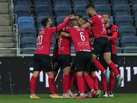 הצגה בסמי עופר. שחקני הפועל חיפה חוגגים (צילום: מאור אלקסלסי)