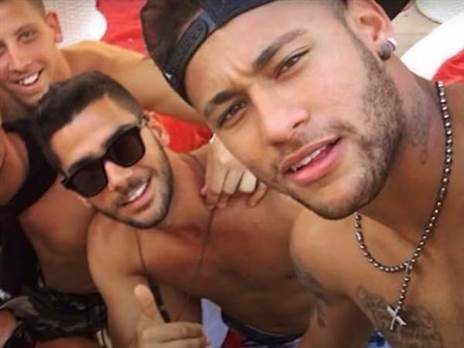 התמונה המפורסמת לצד ניימאר (צילום מסך)