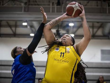 חייבות ניצחון כדי לברוח מהתחתית. אדאמס וחולון (קרדיט: מנהלת ליגת העל לנשים בכדורסל)