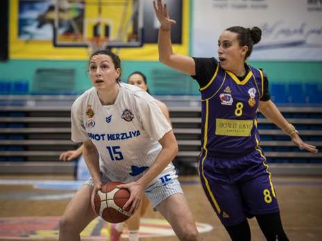 כוכבת הניצחון של הרצליה. ג'ניפר פליישר (קרדיט: מנהלת ליגת העל לנשים בכדורסל)