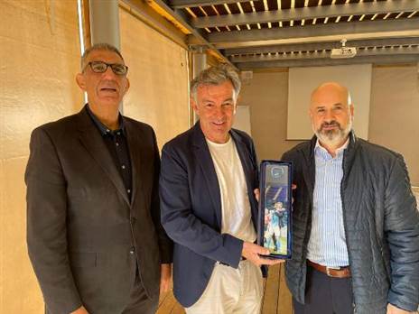 ווילי רוטנשטיינר עם יו"ר ההתאחדות אורן חסון (מימין) ומנכ"ל ההתאחדות יוסי שרעבי (משמאל) (צילום: ההתאחדות לכדורגל)