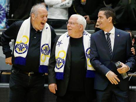 לפני פתיחת המשחק: פיני גרשון וצביקה שרף זכו להוקרה (צילום: אלן שיבר)