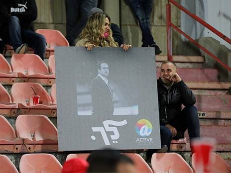 הקהל מאבד סבלנות (לירון מולדובן)