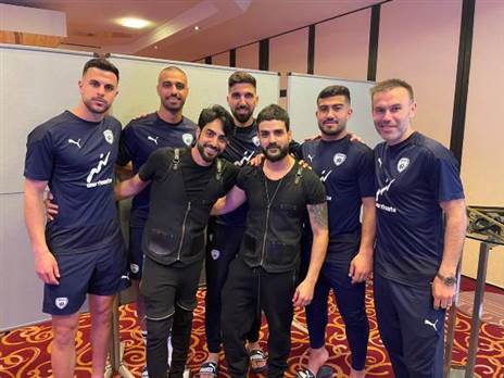 שניר ומאיר, צמד ספרי הנבחרת יחד עם השחקנים (צילום: מוטי פשכצקי)