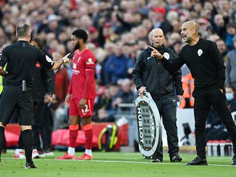 פפ גווארדיולה והשופט. מעניין (Getty)