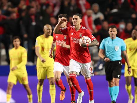 נונייס מול ליברפול. בעונה הבאה ישחק נגדה בפרמייר-ליג? (Getty)