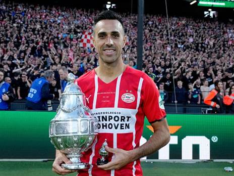 עם הגביע הנחשק (Getty)