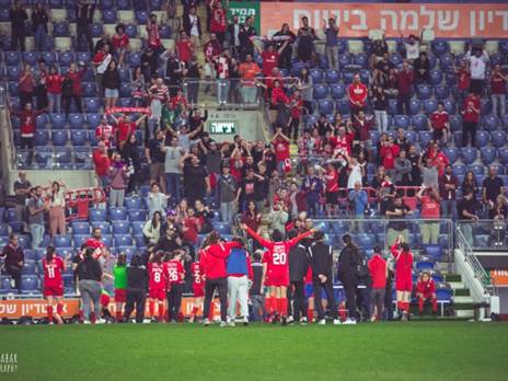 הקהל של הפועל הגיע למתוך (קרדיט: טל צבר)