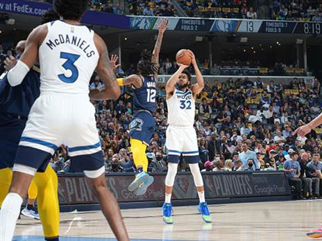 קארל אנתוני טאונס. מסוכן גם מרחוק (Getty)